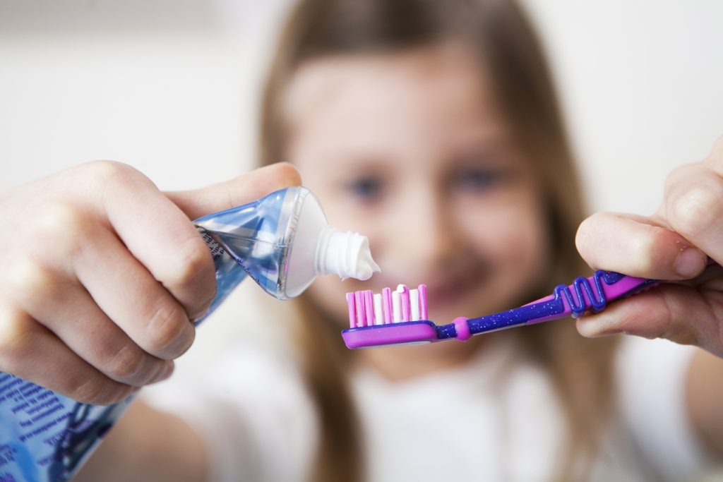 La cantidad adecuada de dentífrico es solo un aspecto de la higiene dental de los niños.